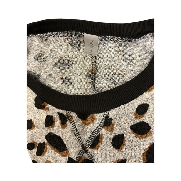 Chic Leopard Print Crew Neck Pullover Medium Loose fit Comfort Oh So Soft! - Picture 8 of 8